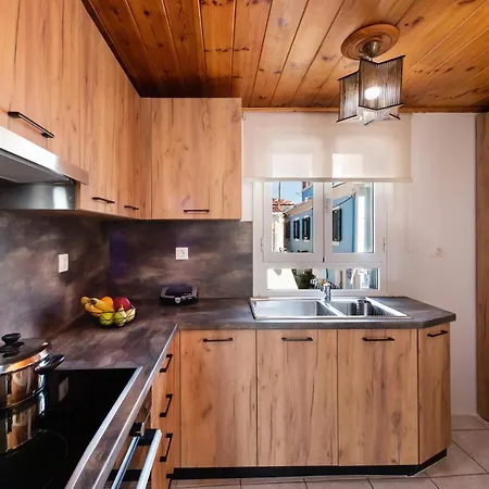 Melas Apartment *
